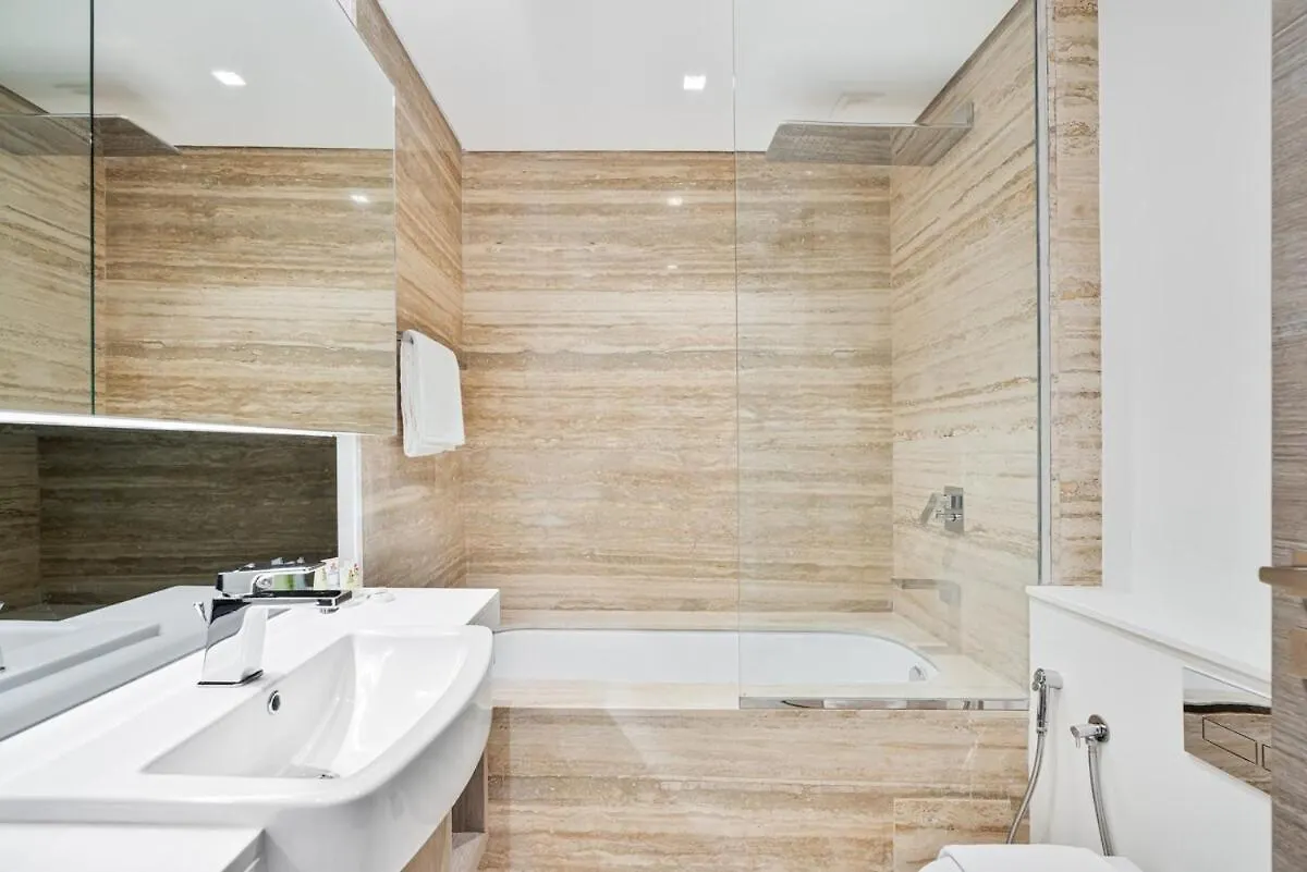 Homely Studio With Balcony, Pool View And Gym Access Dubai Apartment