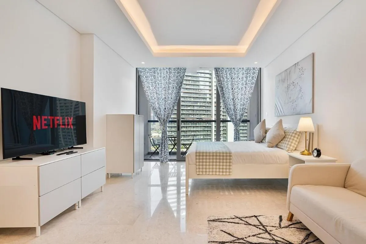 Apartment Homely Studio With Balcony, Pool View And Gym Access Dubai