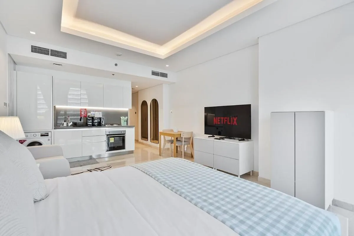 Homely Studio With Balcony, Pool View And Gym Access Dubai Appartamento