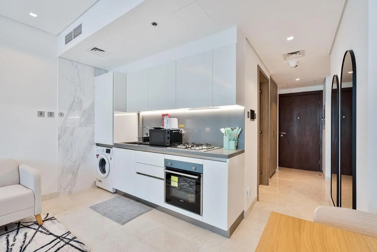 Homely Studio With Balcony, Pool View And Gym Access Dubai