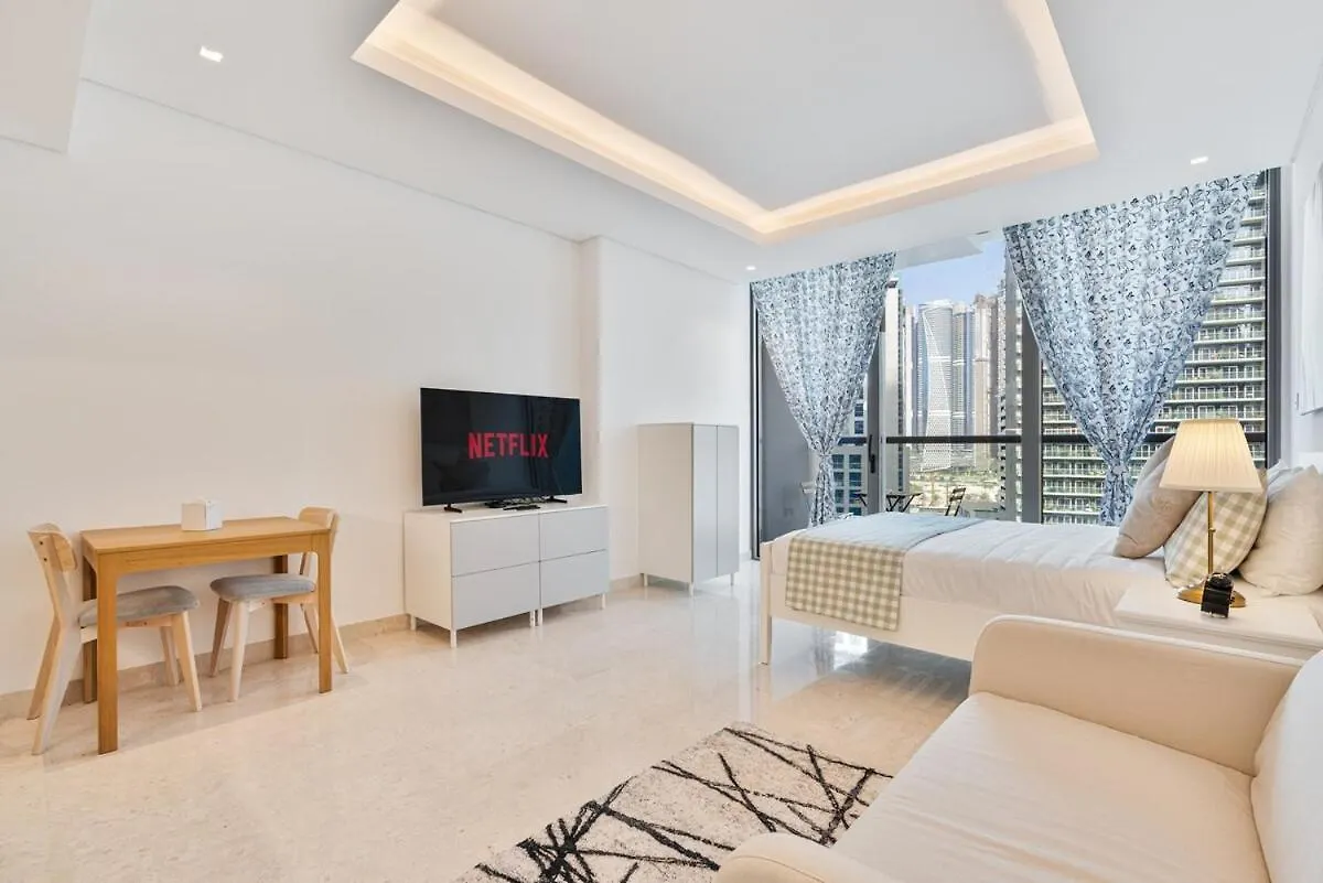 Apartment Homely Studio With Balcony, Pool View And Gym Access Dubai