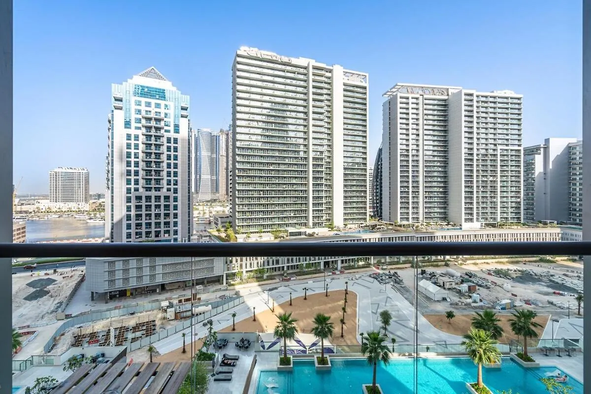 Homely Studio With Balcony, Pool View And Gym Access Dubai Apartment